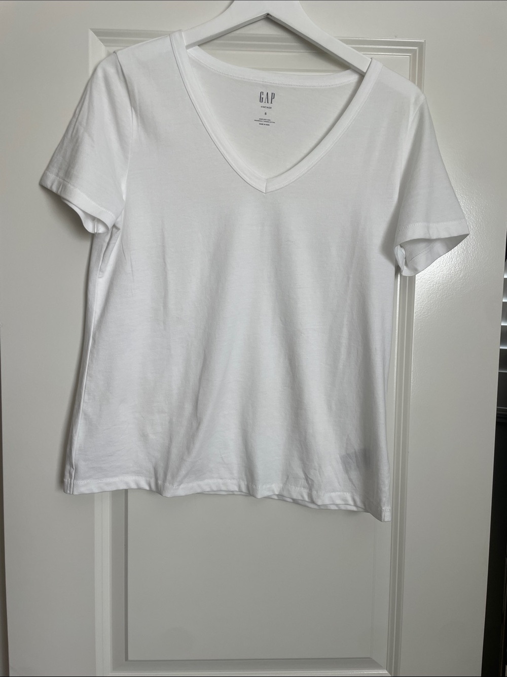 GAP White Women's V-Neck Short Sleeve Tee